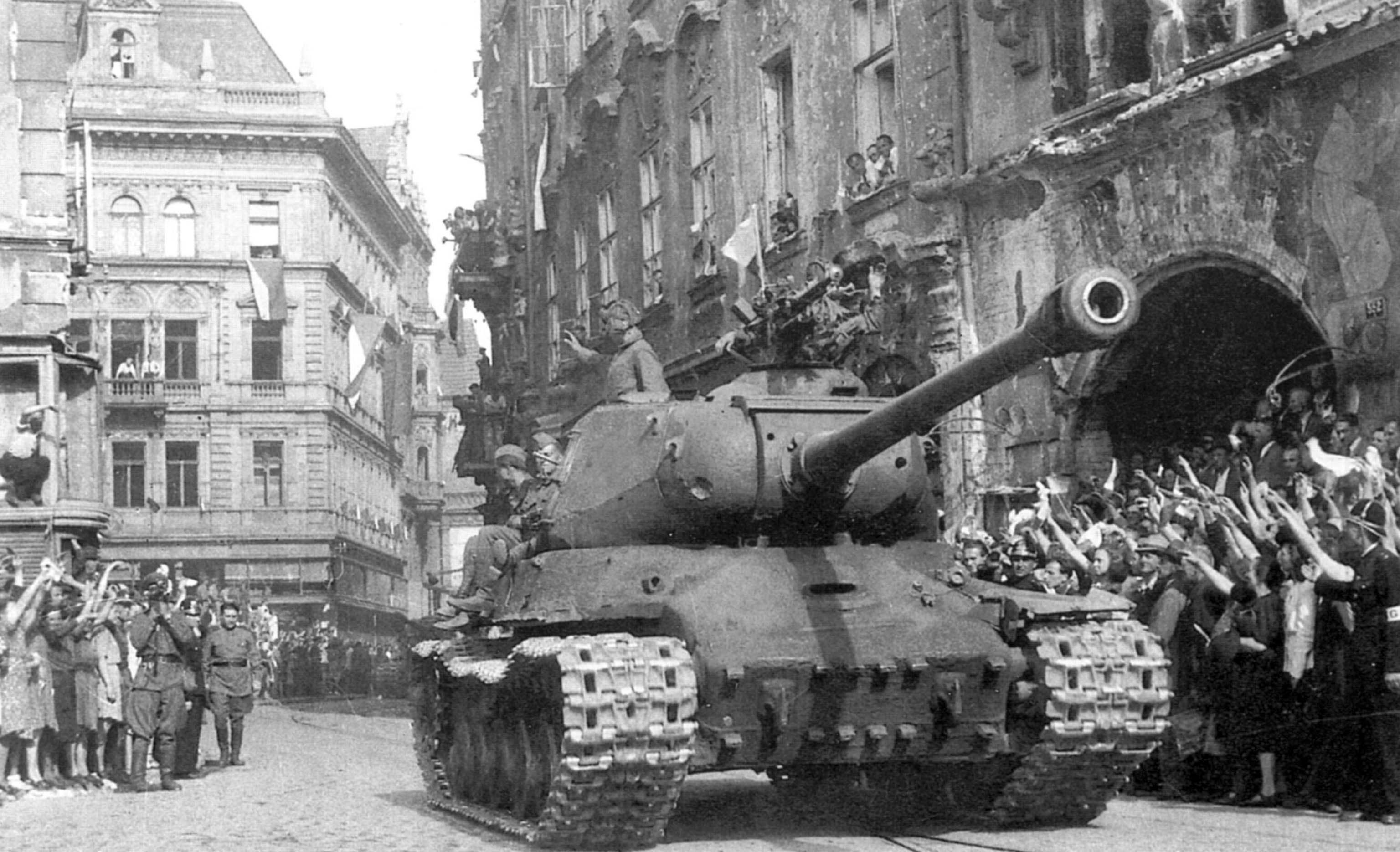 Ис вов. ИС-2 В Берлине. Танк ИС 2 В Берлине. Пражская операция 1945. Освобождение Праги 1945.